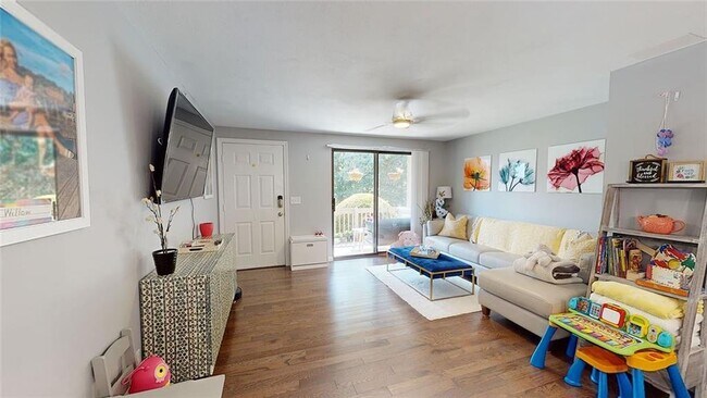 Building Photo - 1601 Pinewood Dr