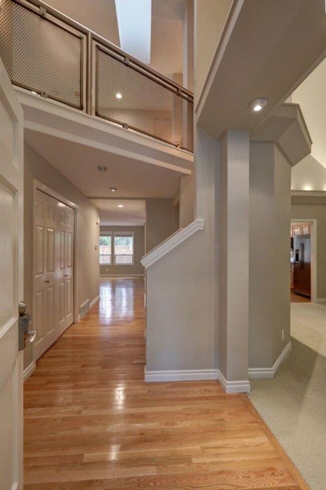 Building Photo - Beautifully Remodeled Home with Gourmet Kitchen & Fenced Yard in Klahanie