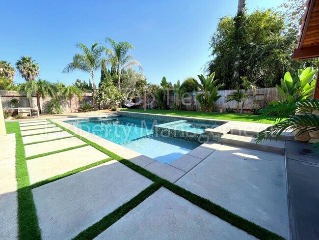 Foto del edificio - Stunning 4BR Home with Pool, Spa & Outdoor...