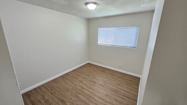 Foto del edificio - 1375 W 20th St