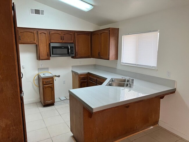Foto del edificio - 5400 Tupper Ct