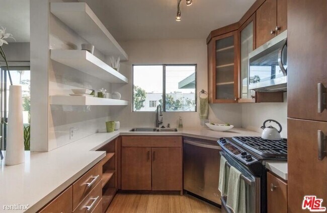 Building Photo - 1411 N Hayworth Ave