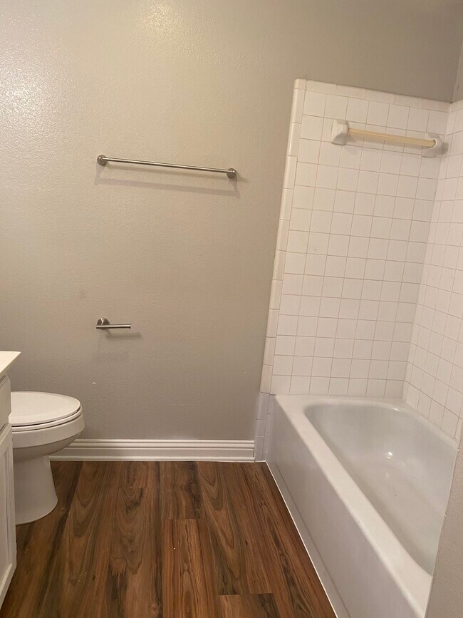 Building Photo - 816 Betty Court, Unit B