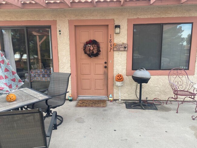 Foto del edificio - Super cool retro style townhome with invit...