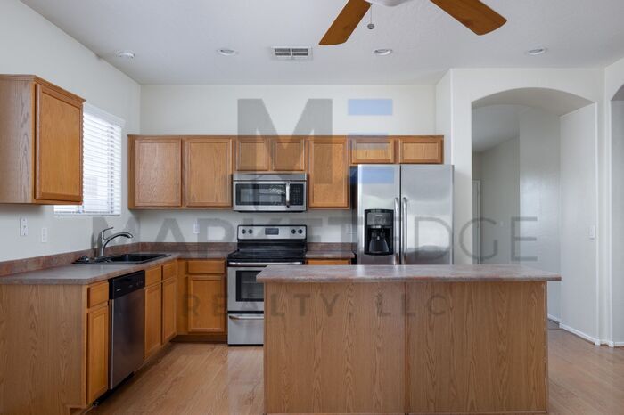 Foto principal - 4Bed/2Bath House in Surprise! $199 MOVE-IN...