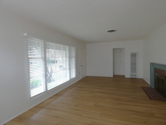 Building Photo - **Available NOW in Whittier!**