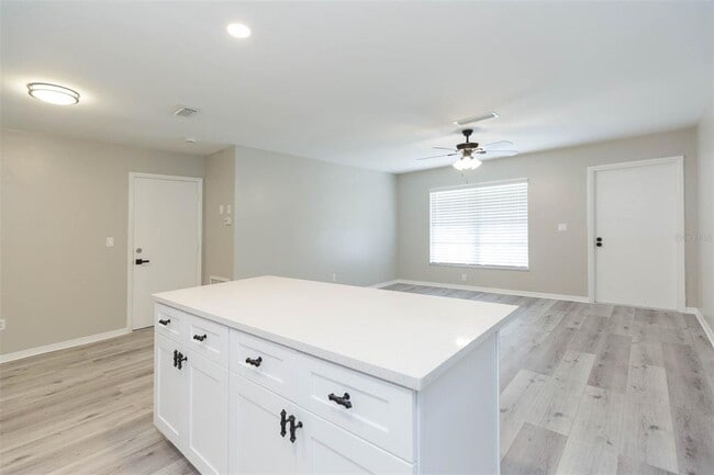 Building Photo - 7608 N Sanibel Cir