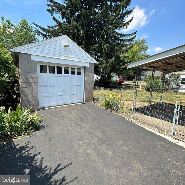 Building Photo - 1061 S Coldbrook Ave