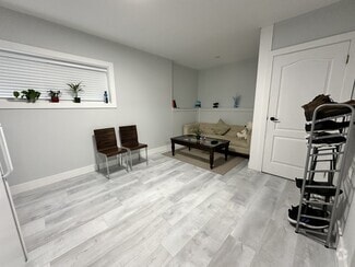 Building Photo - 2047 Majestic Crescent