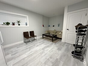 Building Photo - 2047 Majestic Crescent