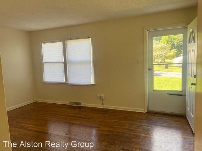 Foto del edificio - 3 br, 1 bath House - 2206 TEXTILE DR.
