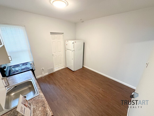 Building Photo - 3 bedroom house with backyard and basement.