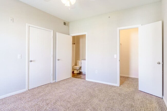 Foto del edificio - Pet-Friendly 2-Bed with Amenities!