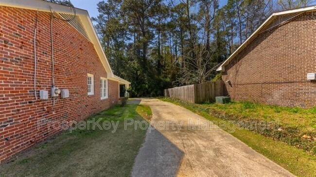Building Photo - 4924 Roxbury Dr