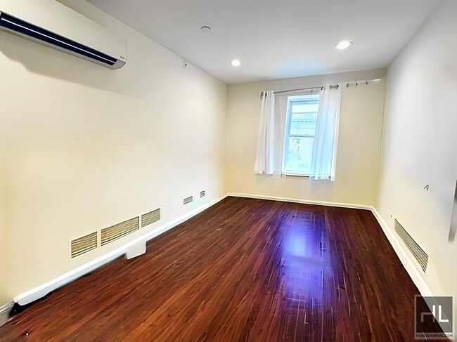 Building Photo - Striver's Row Gorgeous Penthouse 1 Bedroom!