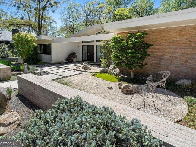 Foto del edificio - 2730 Ridgewood Rd NW