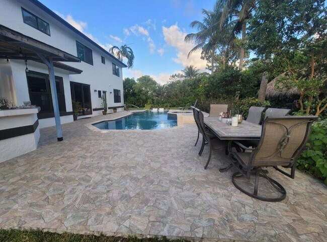 Foto del edificio - 15130 Temple Blvd