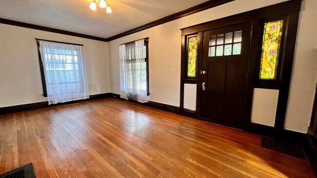 Foto del edificio - 28 Grand Ave NE