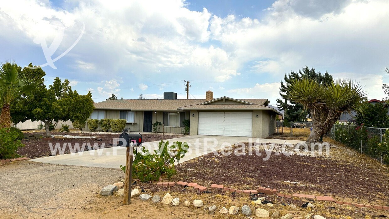 Foto principal - 4 Bed, 2 Bath Apple Valley Home!!!