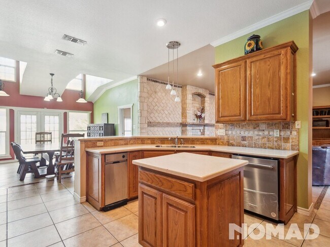 Building Photo - Big and comfortable house with a quiet nei...