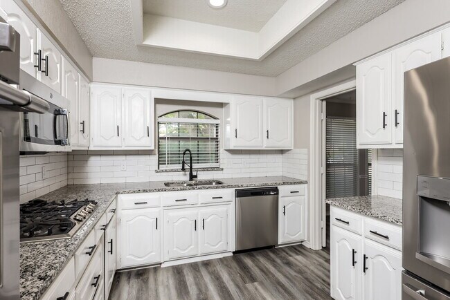 Foto del edificio - 608 Wisterglen Dr