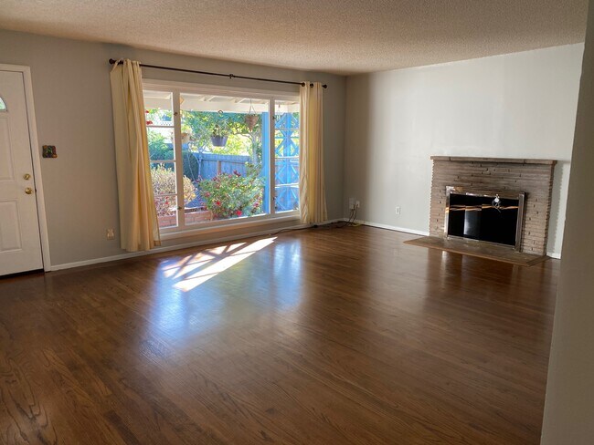 Building Photo - 2406 Cipriani Blvd