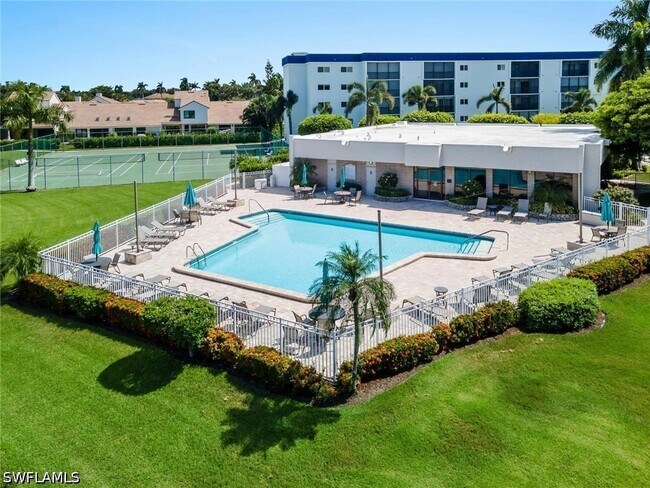 Foto del edificio - 555 Park Shore Dr