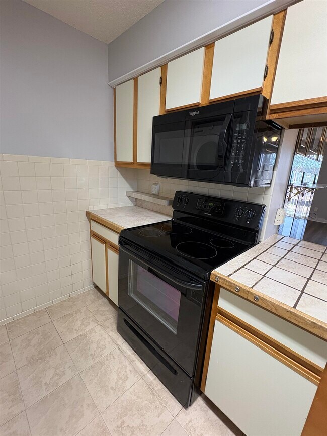 Foto del edificio - 922 Fairwood Lakes Dr