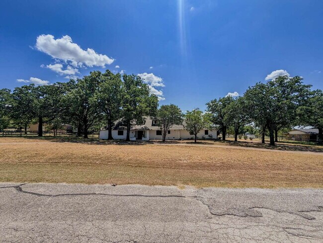 Foto del edificio - Beautiful 6 bed, 2 bath home in Burleson!
