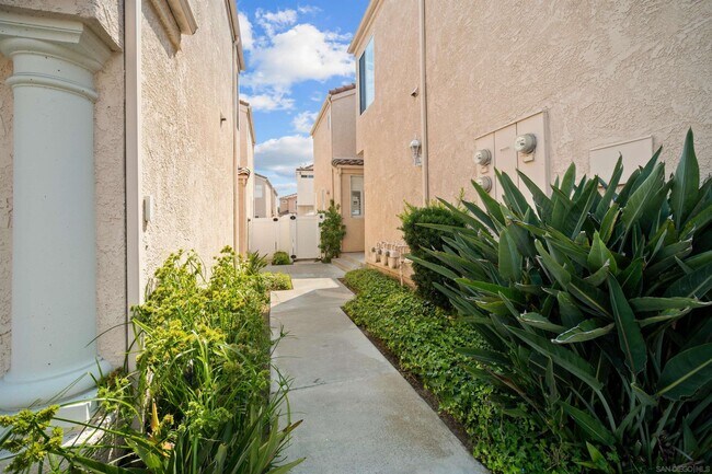 Building Photo - 1375 Serena Cir