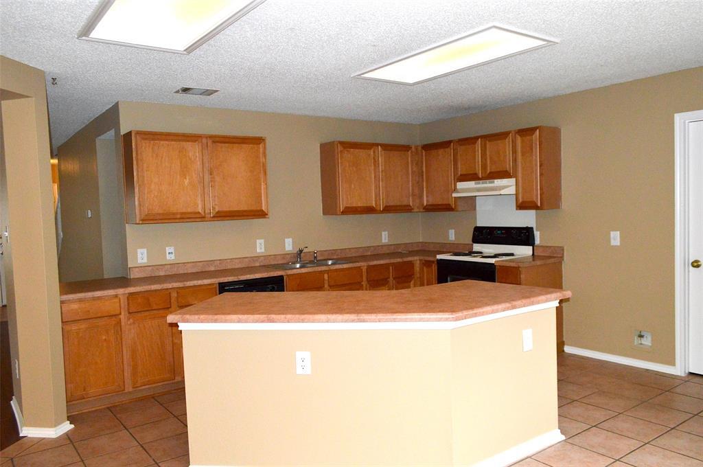 Primary Photo - 2014 Carriage Club Dr