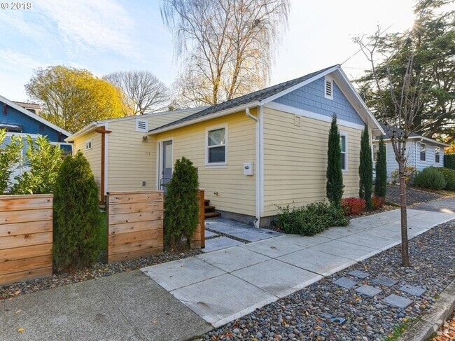Building Photo - 712 SE 42nd Ave