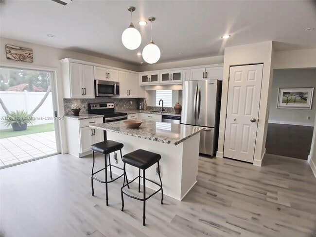 Foto del edificio - 9944 NW 2nd Ct