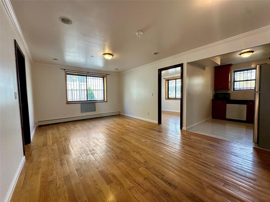 Foto principal - 75-48 Parsons Blvd