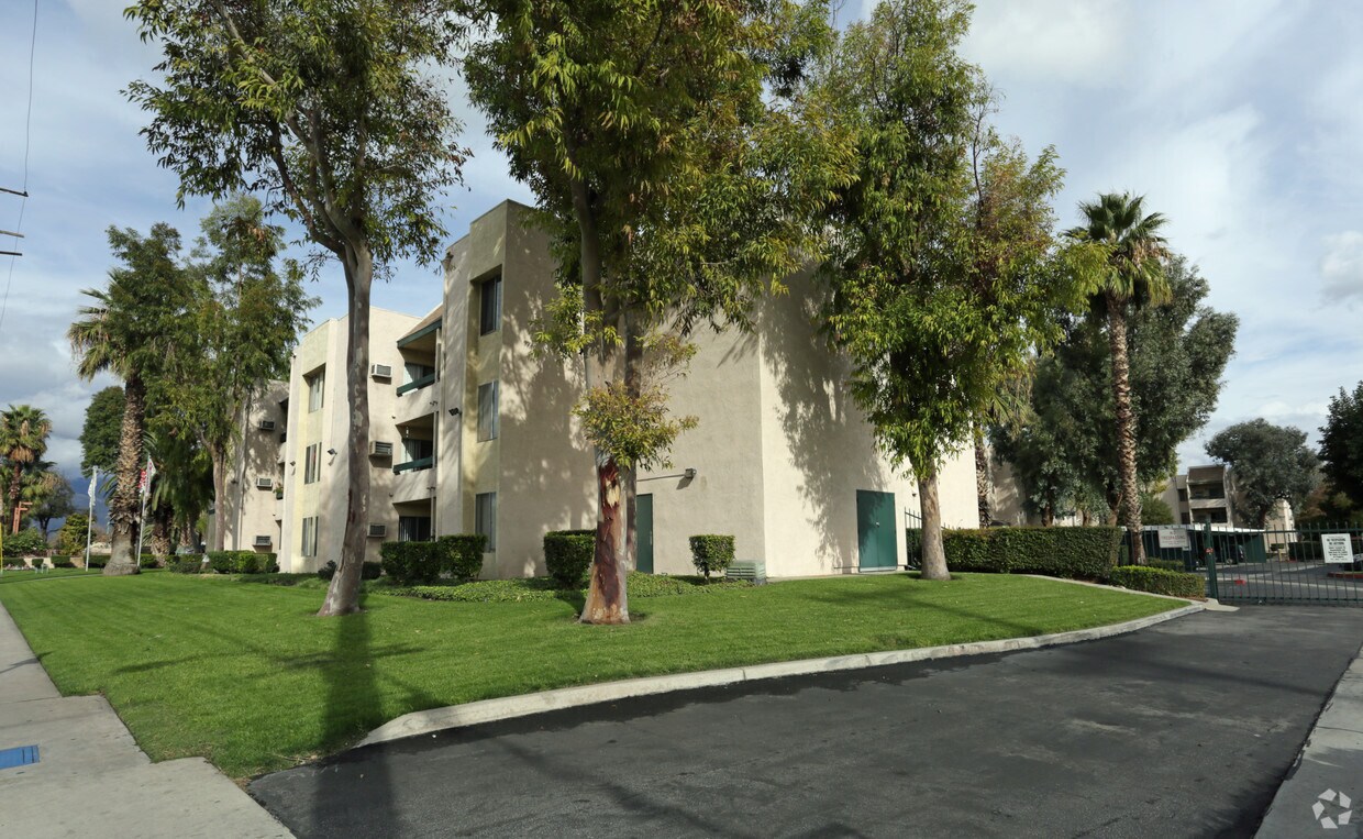 Foto del edificio - Pioneer Park Plaza
