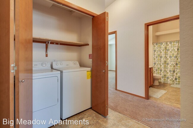 Building Photo - 1111 Meadow Dr