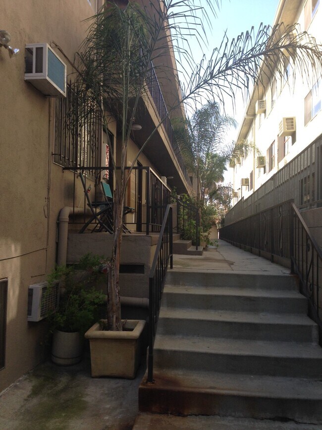 Foto del edificio - 1345 N Orange Dr