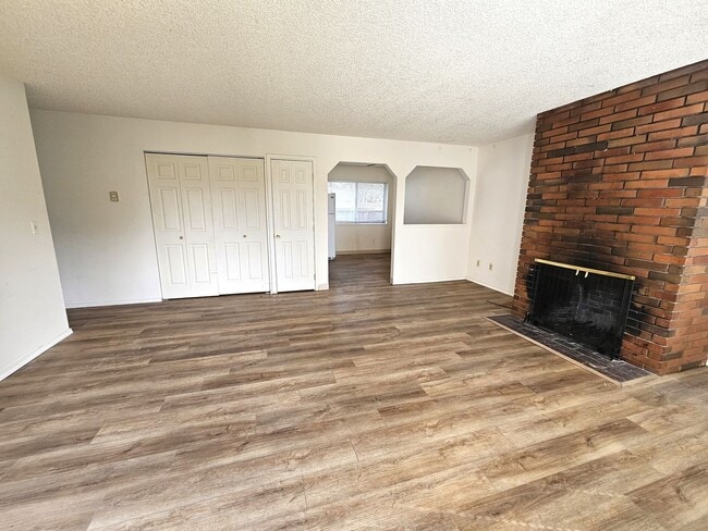 Building Photo - Updated 3 Bedroom, 1 Bath Apt in 4-Plex - ...