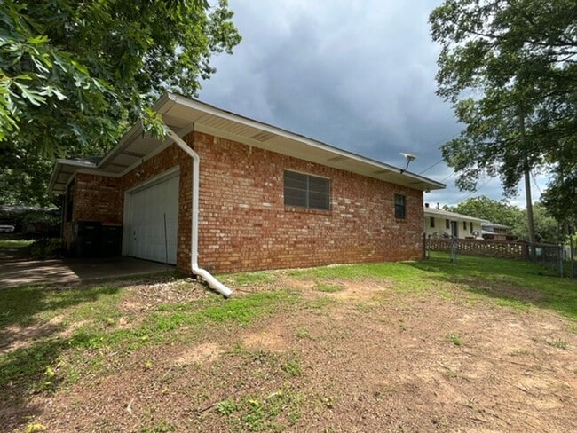 Building Photo - Very Nice 3 Bedroom 2 Bathroom House near the University of Arkansas Little Rock