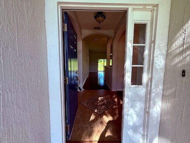 Foto del edificio - Stunning Lakefront Retreat: 3BR/2BA Home w...