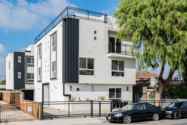 Building Photo - 2111 S Ridgeley Dr