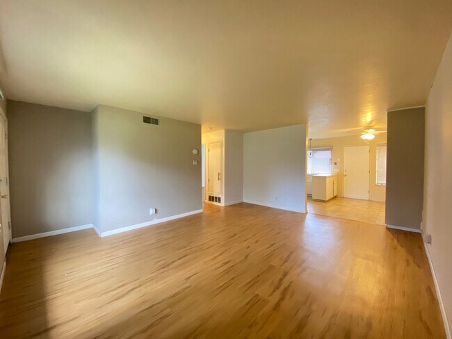 Building Photo - Cute 2 Bedroom Condo