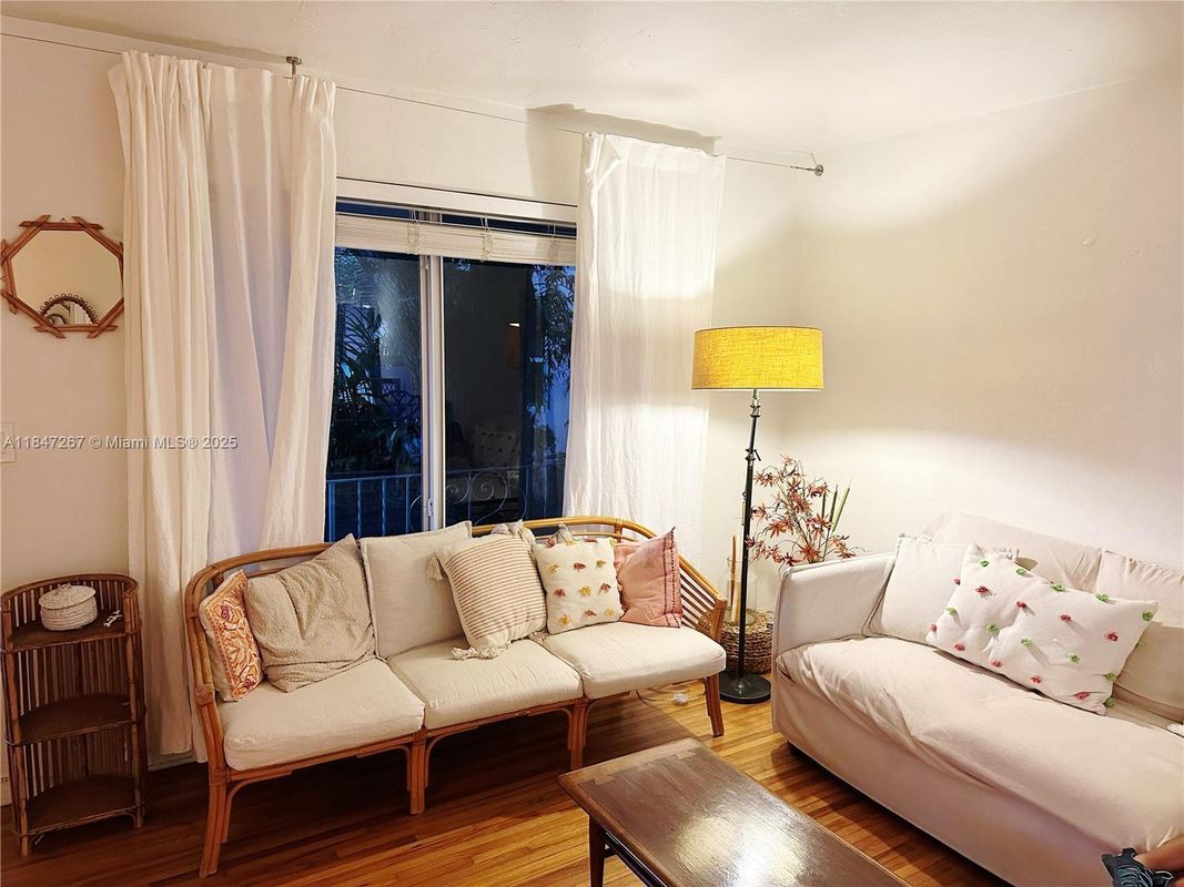 Foto del edificio - 561 NE 64th St