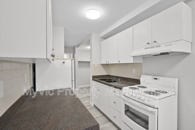 Photo du bâtiment - 9740-9782 82 Ave NW