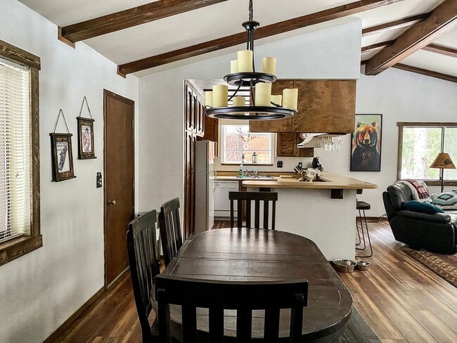 Foto del edificio - New to the Rental Market! FURNISHED Custom 3 Bdrm Hm w/Garage