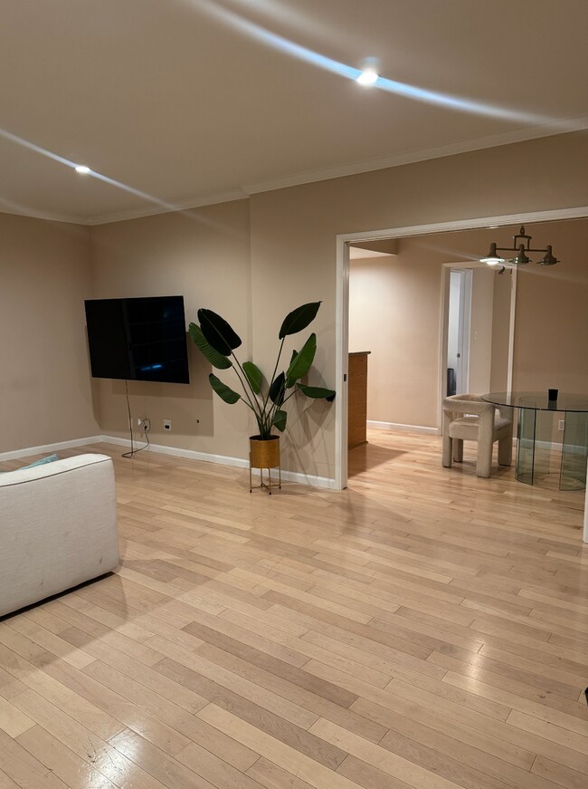 Foto del edificio - 8550 Holloway Dr
