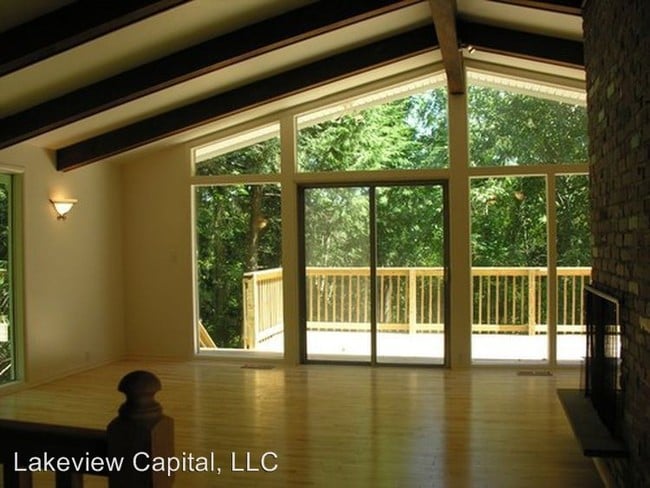 Building Photo - 132 Lakeview Dr
