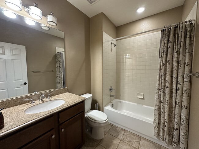 Foto del edificio - 8238 Hollygrape Ln