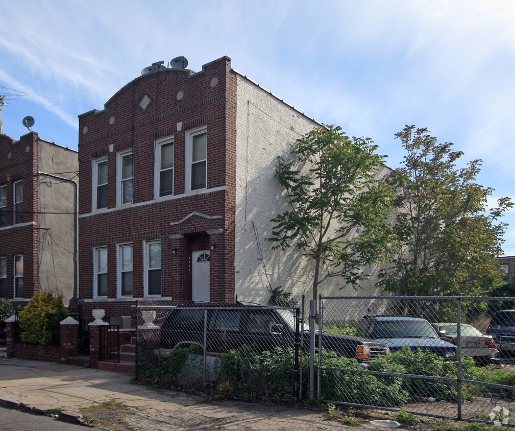 Primary Photo - 733 Hinsdale St