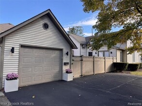 Building Photo - 343 S Elm St